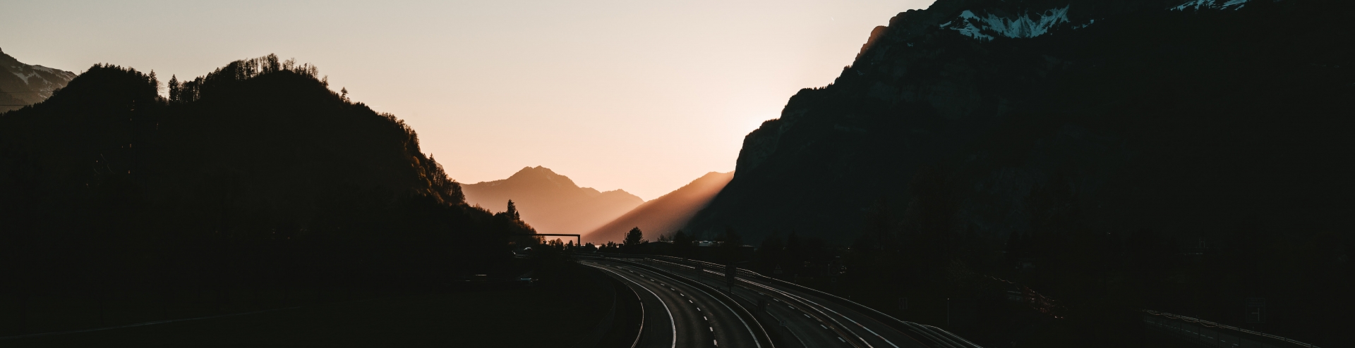 Highway going into the unknown - Unsplash